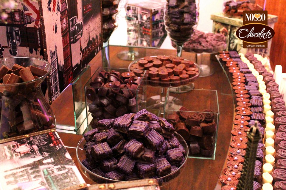 Displays de vidro com chocolates